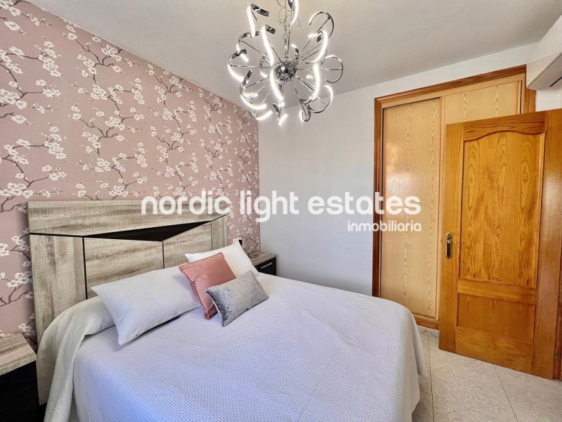 Apartamento en excelente estado y cochera cerrada en Torrox Park