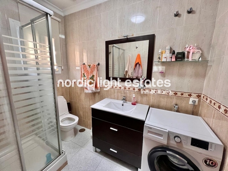 Apartamento en excelente estado y cochera cerrada en Torrox Park