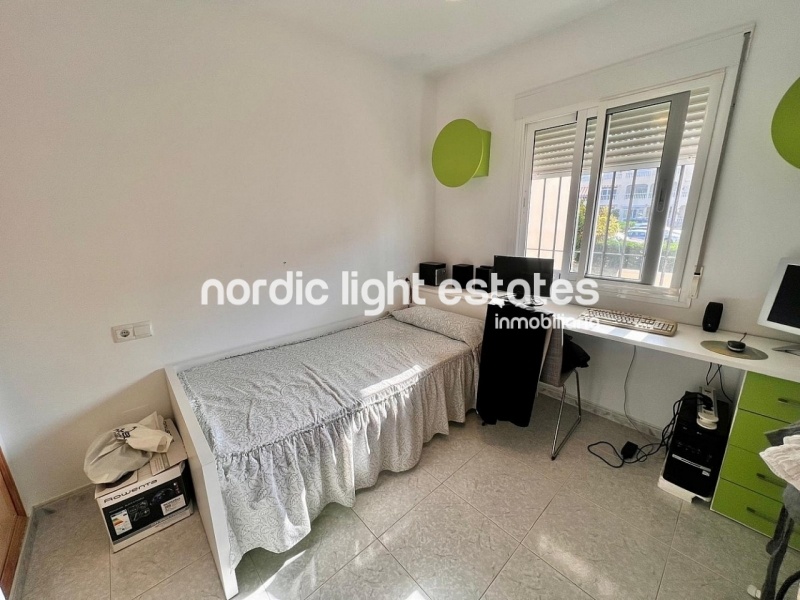 Apartamento en excelente estado y cochera cerrada en Torrox Park