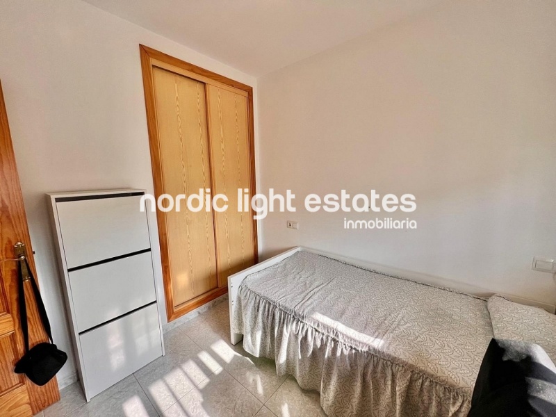 Apartamento en excelente estado y cochera cerrada en Torrox Park