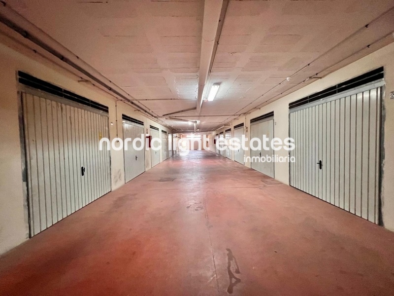 Apartamento en excelente estado y cochera cerrada en Torrox Park