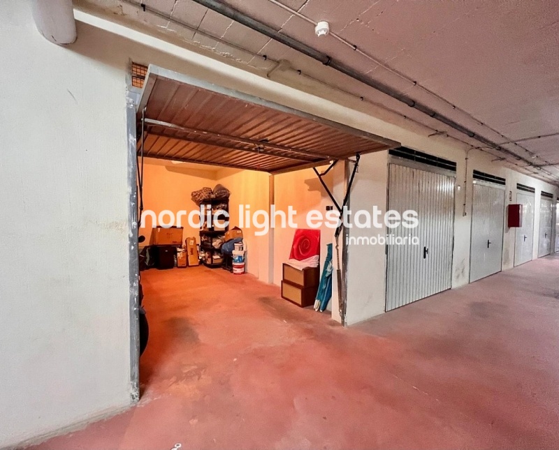 Apartamento en excelente estado y cochera cerrada en Torrox Park