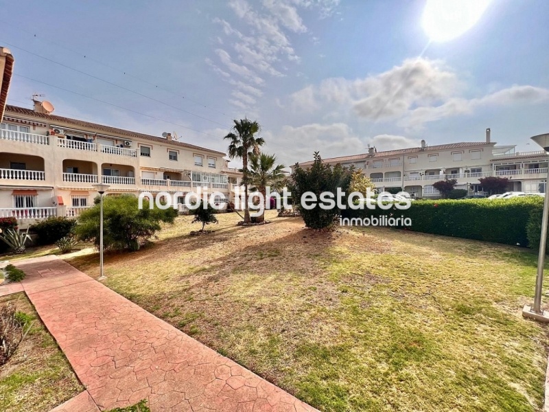 Apartamento en excelente estado y cochera cerrada en Torrox Park