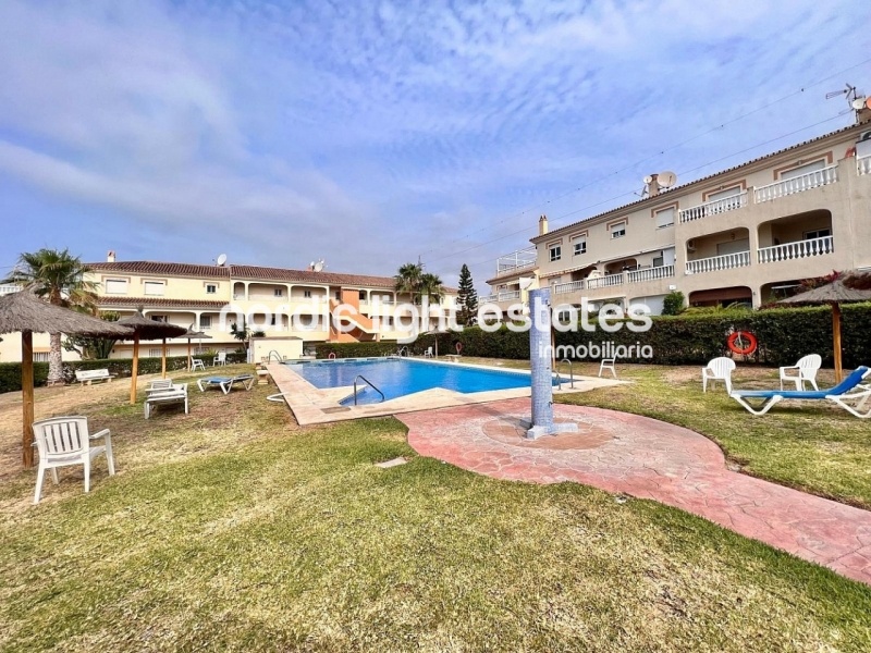 Apartamento en excelente estado y cochera cerrada en Torrox Park