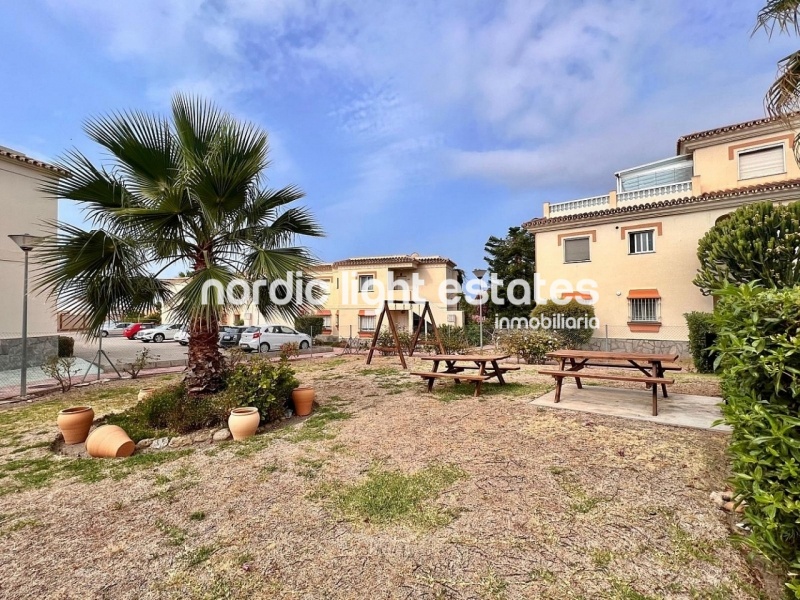 Apartamento en excelente estado y cochera cerrada en Torrox Park