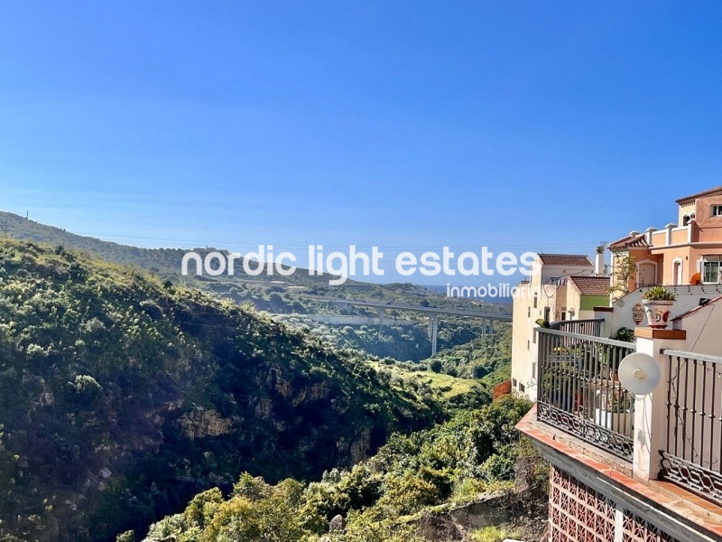 Big opportunity to buy a spacious apartment in the historic center of Torrox