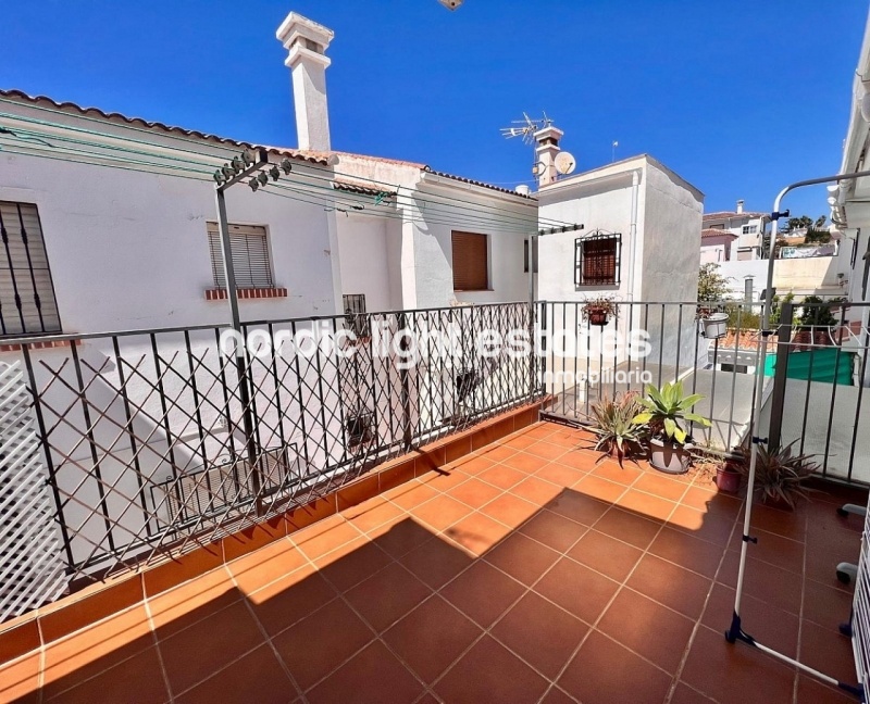 Lovely terraced house in prime location with 3 terraces in Torrox Costa