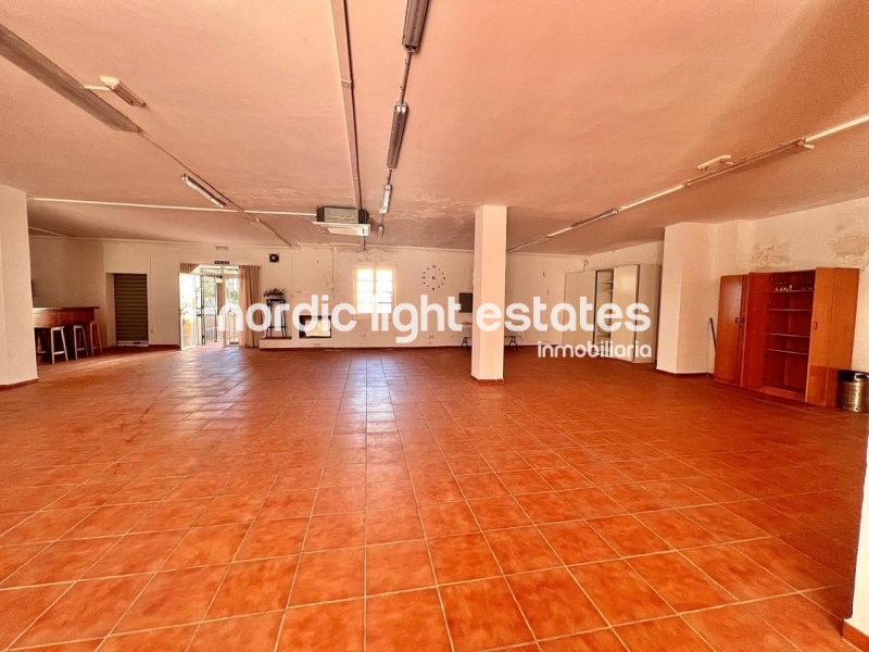 Gran local comercial de 196m2 en El Zoco en Nerja