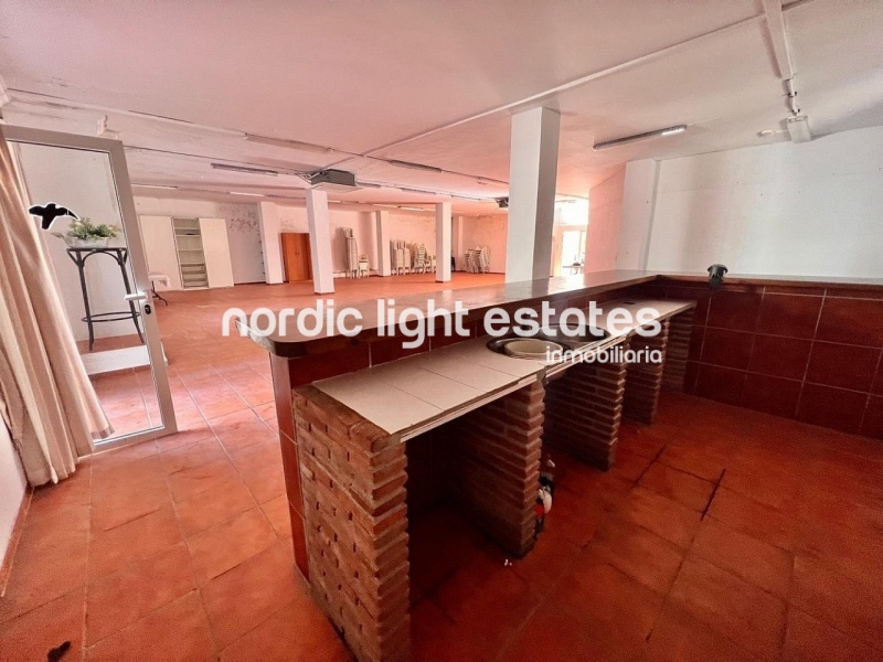 Gran local comercial de 196m2 en El Zoco en Nerja