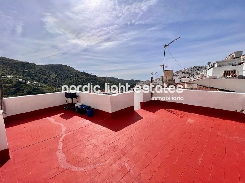 Townhouse with lots of possibilities to renovate en Torrox Pueblo
