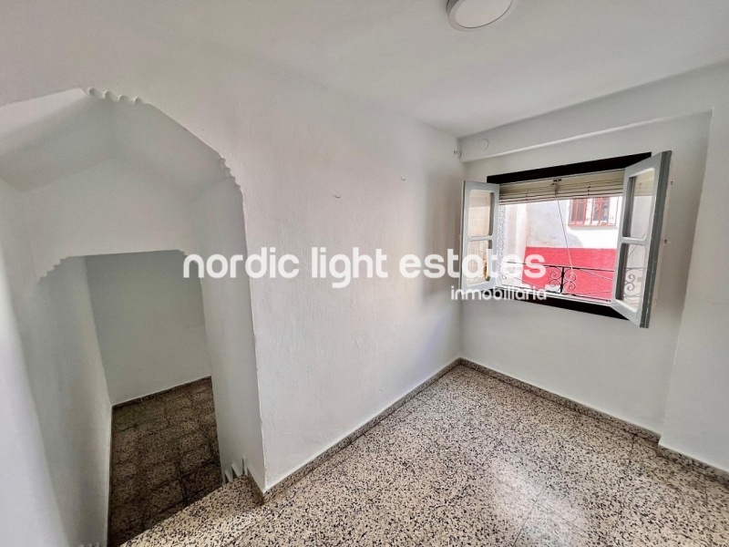 Townhouse with lots of possibilities to renovate en Torrox Pueblo