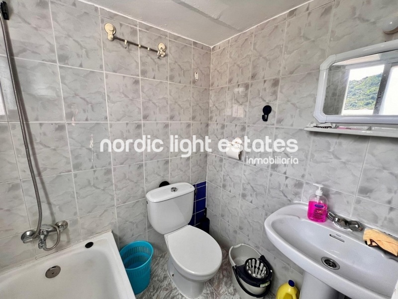 Townhouse with lots of possibilities to renovate en Torrox Pueblo