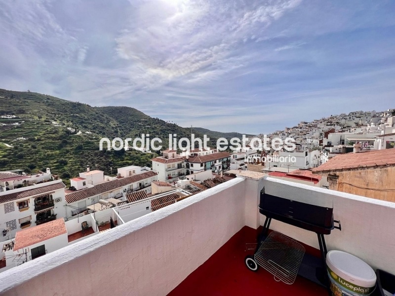 Townhouse with lots of possibilities to renovate en Torrox Pueblo