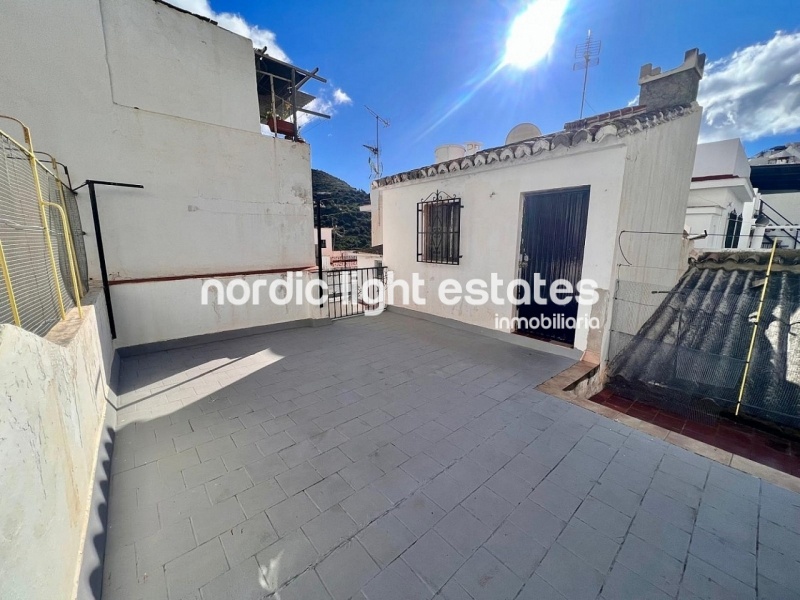 Encantadora casa de pueblo con 3 dormitorios, jardín y terraza en Torrox