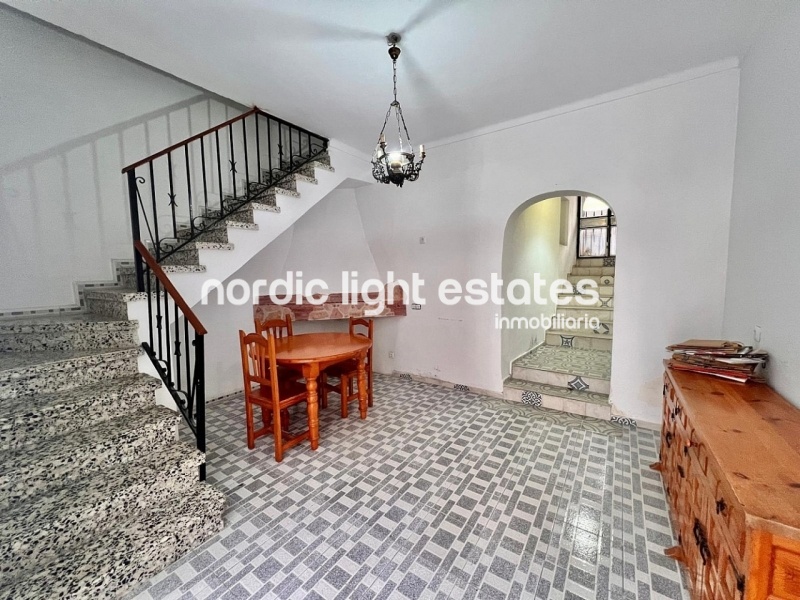 Encantadora casa de pueblo con 3 dormitorios, jardín y terraza en Torrox