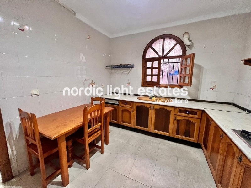 Encantadora casa de pueblo con 3 dormitorios, jardín y terraza en Torrox
