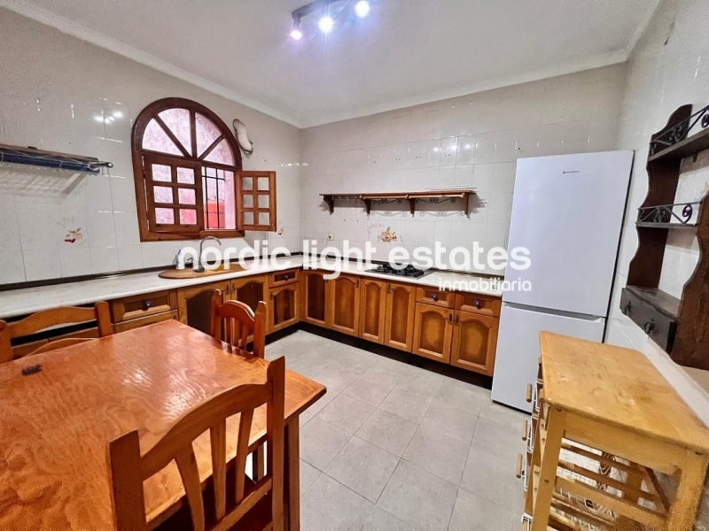 Encantadora casa de pueblo con 3 dormitorios, jardín y terraza en Torrox