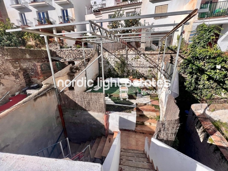 Encantadora casa de pueblo con 3 dormitorios, jardín y terraza en Torrox