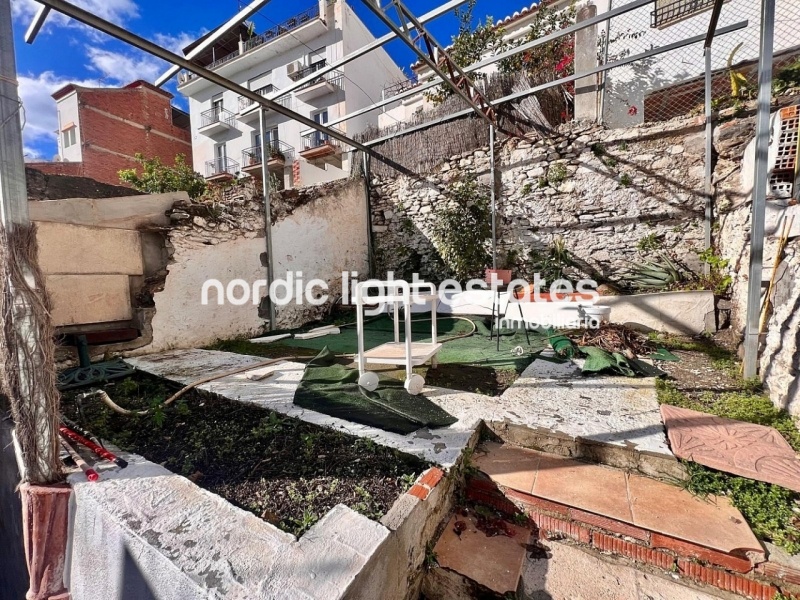 Encantadora casa de pueblo con 3 dormitorios, jardín y terraza en Torrox