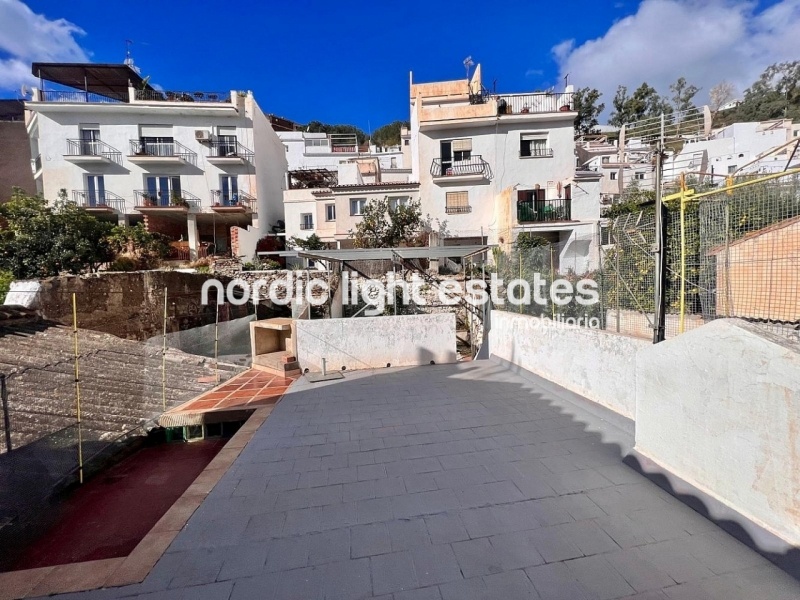 Encantadora casa de pueblo con 3 dormitorios, jardín y terraza en Torrox