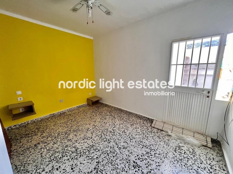Encantadora casa de pueblo con 3 dormitorios, jardín y terraza en Torrox