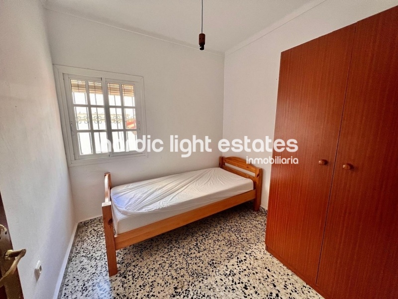 Encantadora casa de pueblo con 3 dormitorios, jardín y terraza en Torrox