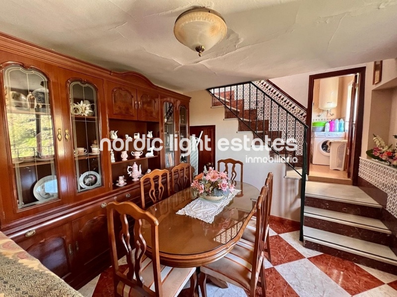 Townhouse 4 beds with the possibility to built an independent estudio