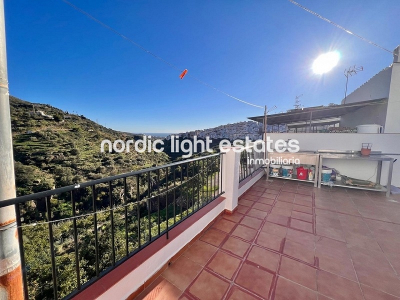 Townhouse 4 beds with the possibility to built an independent estudio