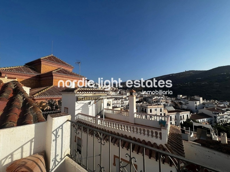 Casa adosada con 2 viviendas, 4 dormitorios, 3 baños en Torrox Pueblo