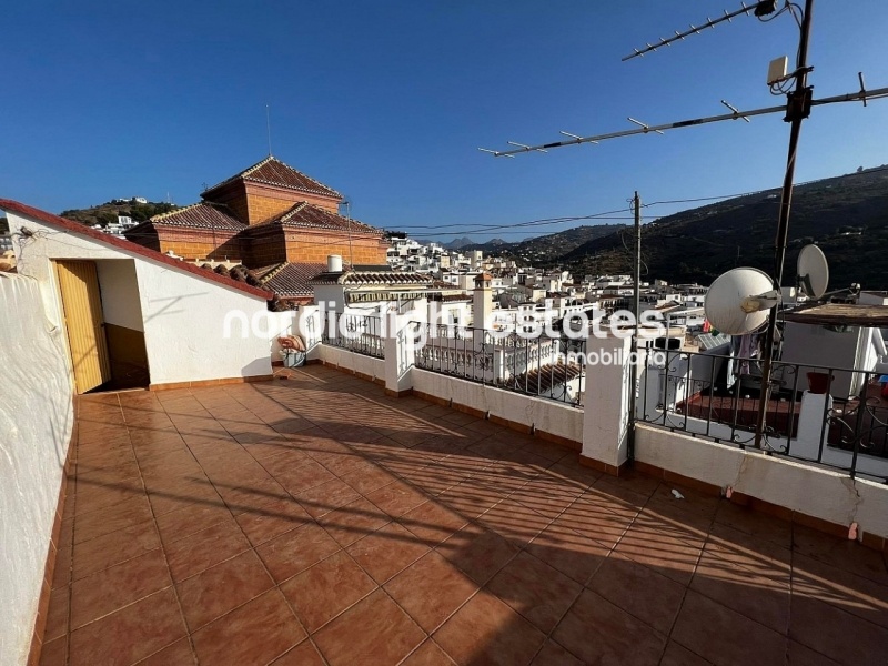 Casa adosada con 2 viviendas, 4 dormitorios, 3 baños en Torrox Pueblo