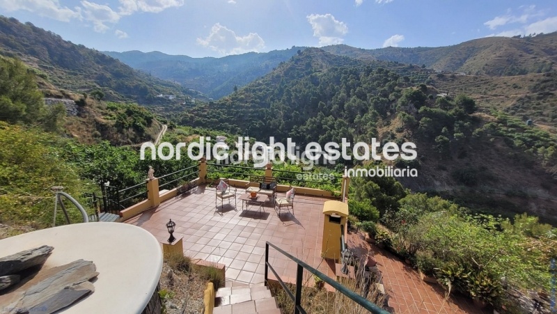 Linda casa de campo en una parcela de 9000m2 con aguacates en producción y varios árboles frutales