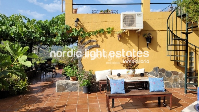 Linda casa de campo en una parcela de 9000m2 con aguacates en producción y varios árboles frutales