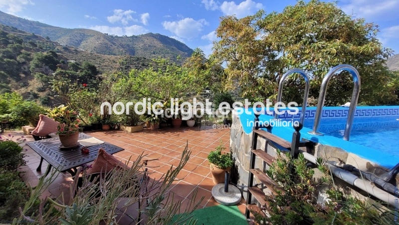 Linda casa de campo en una parcela de 9000m2 con aguacates en producción y varios árboles frutales
