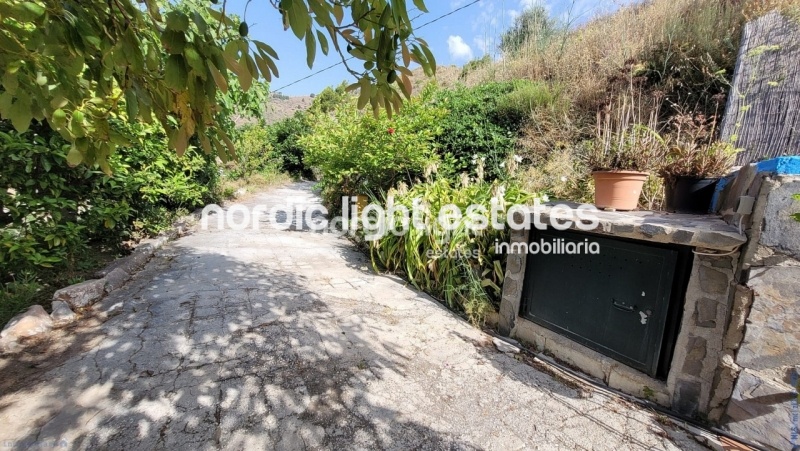 Linda casa de campo en una parcela de 9000m2 con aguacates en producción y varios árboles frutales