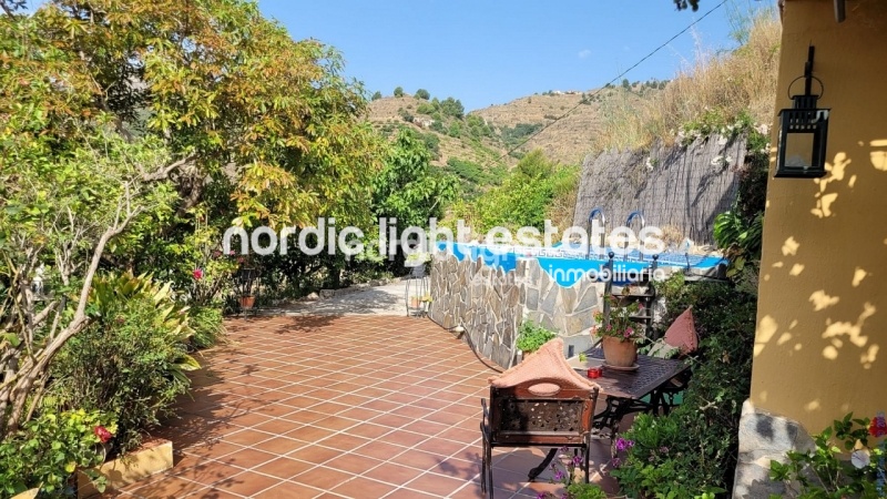 Linda casa de campo en una parcela de 9000m2 con aguacates en producción y varios árboles frutales