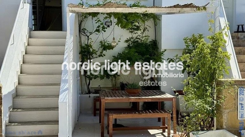 Moderna casa adosada con diseño minimalista en Torre del Mar