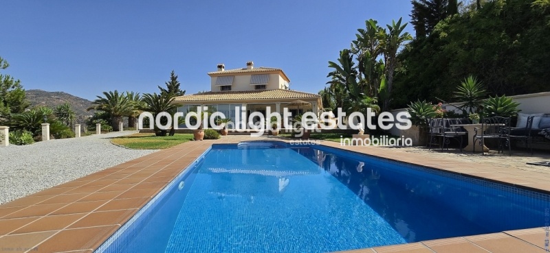 Exceptional villa with landscaped gardens, a pool, 2 enclosed garages, a sauna and much more