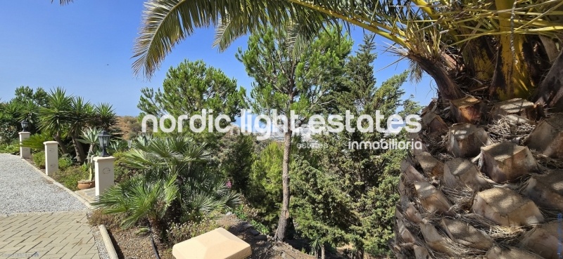 Exceptional villa with landscaped gardens, a pool, 2 enclosed garages, a sauna and much more