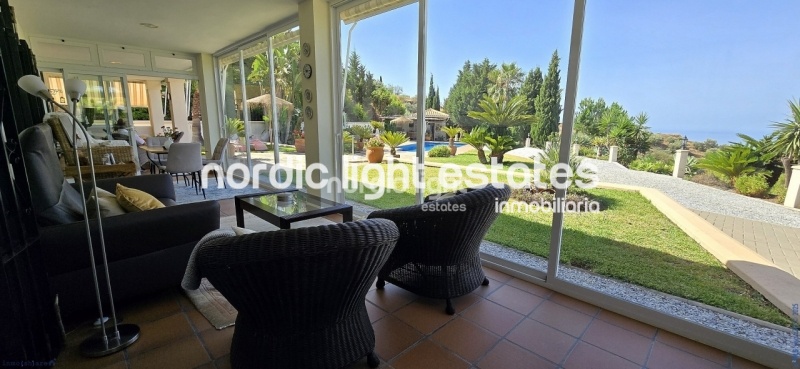 Exceptional villa with landscaped gardens, a pool, 2 enclosed garages, a sauna and much more