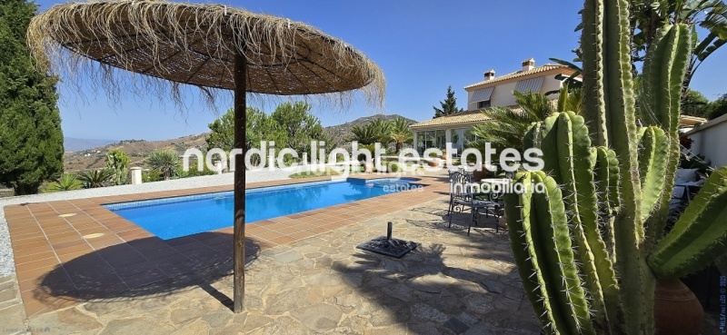 Exceptional villa with landscaped gardens, a pool, 2 enclosed garages, a sauna and much more