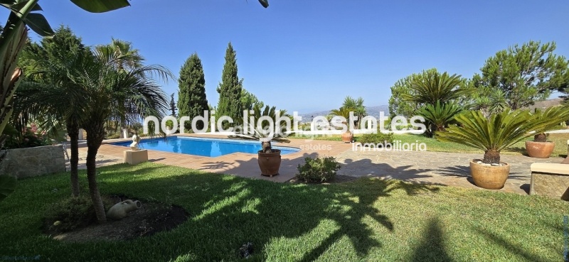 Exceptional villa with landscaped gardens, a pool, 2 enclosed garages, a sauna and much more