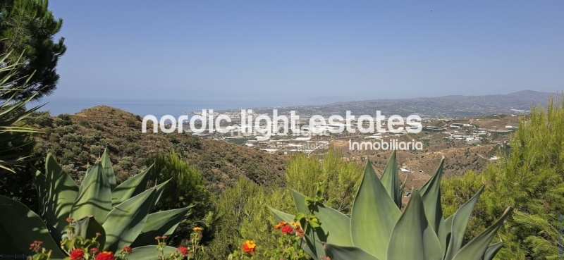 Exceptional villa with landscaped gardens, a pool, 2 enclosed garages, a sauna and much more