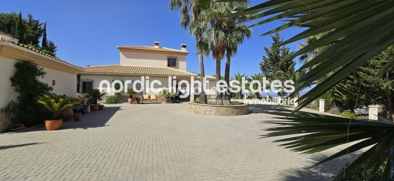 Exceptional villa with landscaped gardens, a pool, 2 enclosed garages, a sauna and much more