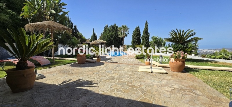 Exceptional villa with landscaped gardens, a pool, 2 enclosed garages, a sauna and much more