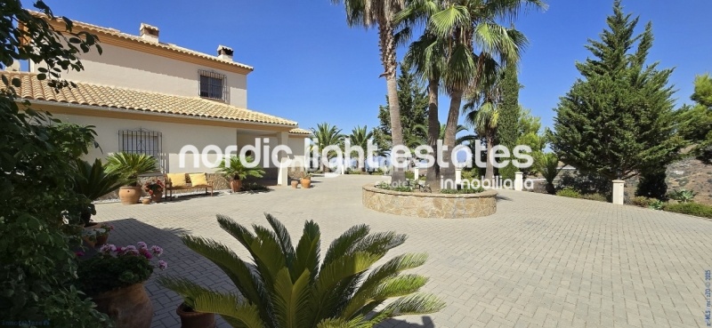 Exceptional villa with landscaped gardens, a pool, 2 enclosed garages, a sauna and much more