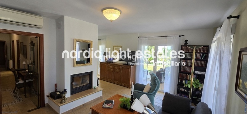 Exceptional villa with landscaped gardens, a pool, 2 enclosed garages, a sauna and much more