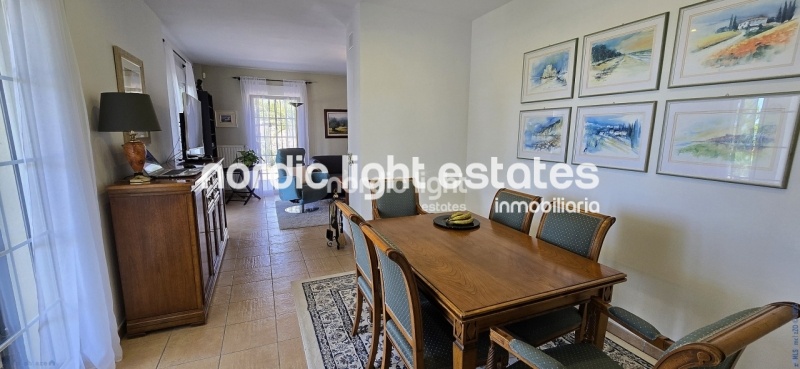 Exceptional villa with landscaped gardens, a pool, 2 enclosed garages, a sauna and much more