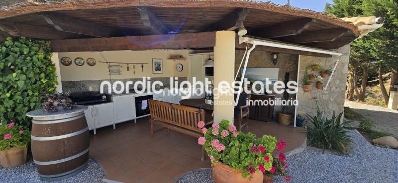 Exceptional villa with landscaped gardens, a pool, 2 enclosed garages, a sauna and much more