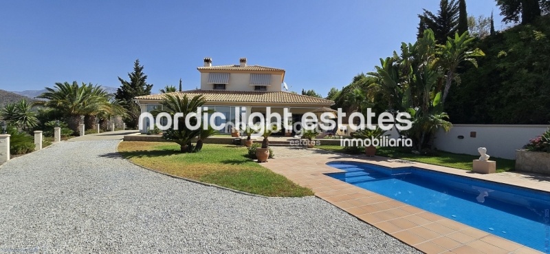 Exceptional villa with landscaped gardens, a pool, 2 enclosed garages, a sauna and much more