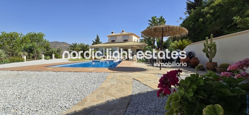 Exceptional villa with landscaped gardens, a pool, 2 enclosed garages, a sauna and much more